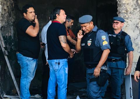 Nu e com cabo de vassoura na garganta, homem é encontrado morto em prédio de Manaus 