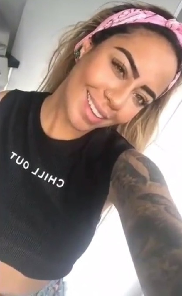 Em meio a rumores de gravidez, Rafaella Santos posa com barriga à mostra  