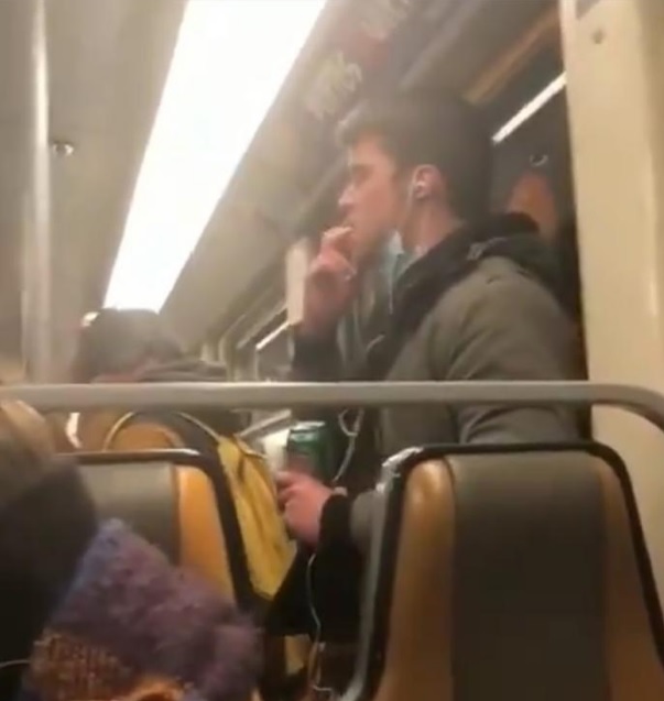 Coronavírus: homem é preso após tirar máscara e passar saliva em barra de metrô 