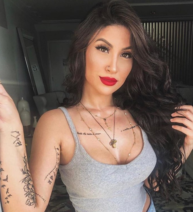 A la Anitta, Bianca Andrade rebola com polpa do bumbum à mostra e anuncia novidade após BBB