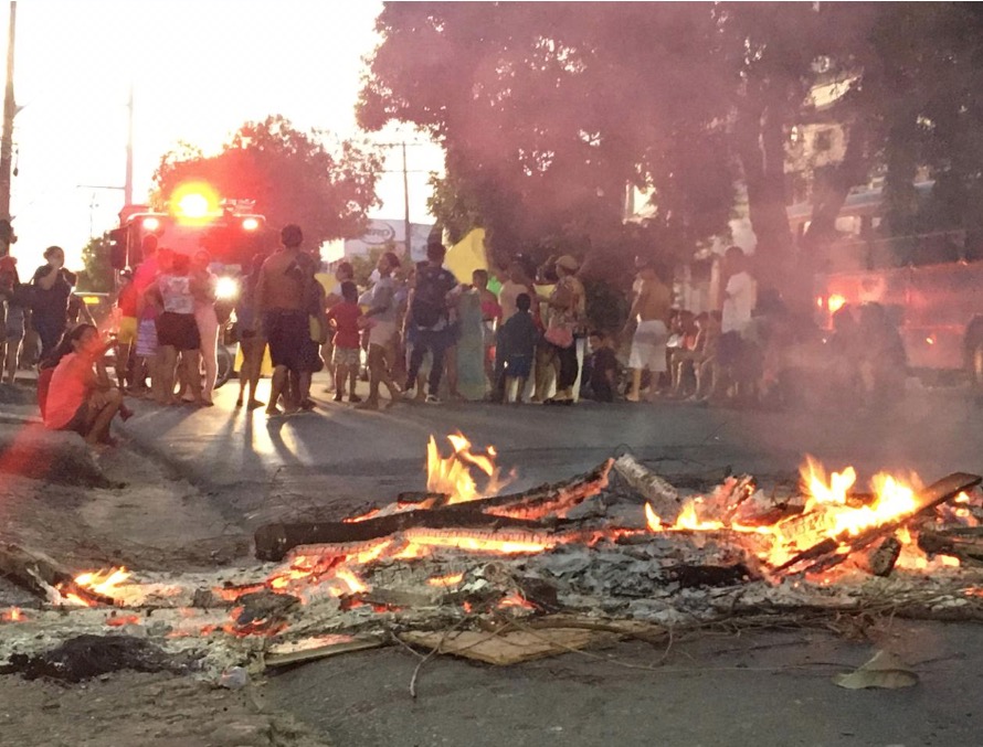 Multidão fecha avenida de Manaus com fogueiras durante manifestação