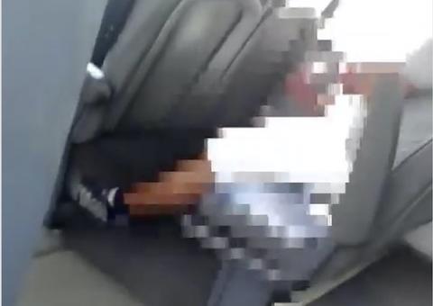 Vídeo mostra homem sendo preso após se masturbar em ônibus de Manaus 