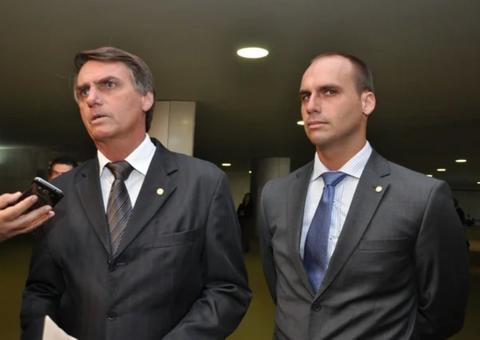 Após teste para coronavírus, Eduardo Bolsonaro é visto usando máscara