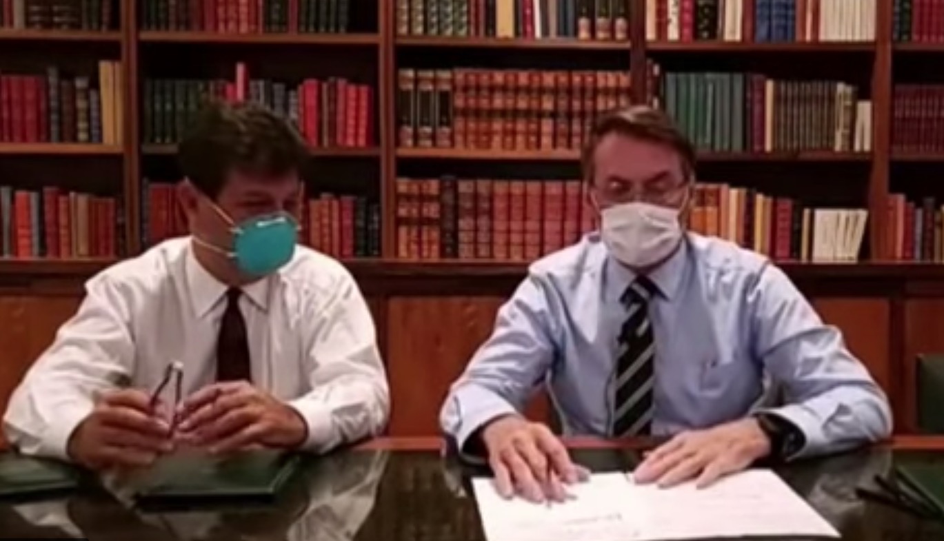 Com máscara, Bolsonaro pede que manifestação seja repensada após chamar coronavírus de ’fantasia’