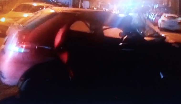 Mulher fica presa às ferragens após carro e ônibus de rota se chocarem em Manaus