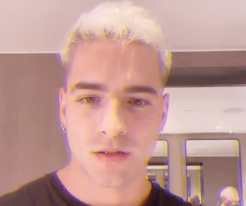 Maluma tira a barba e surge irreconhecível 