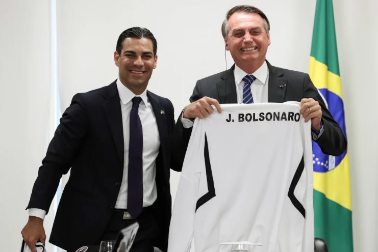 Prefeito de Miami é diagnosticado com coronavírus após evento com Bolsonaro 