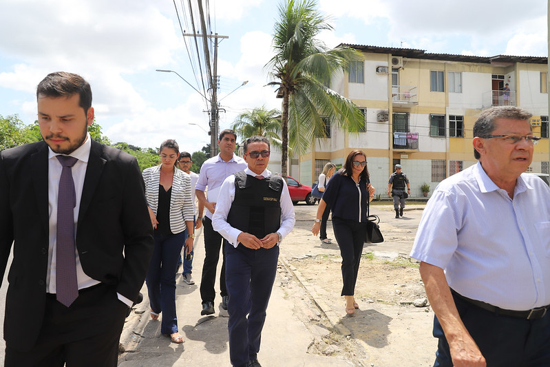 Juiz faz inspeção em condomínio de Manaus para decidir construção de muro