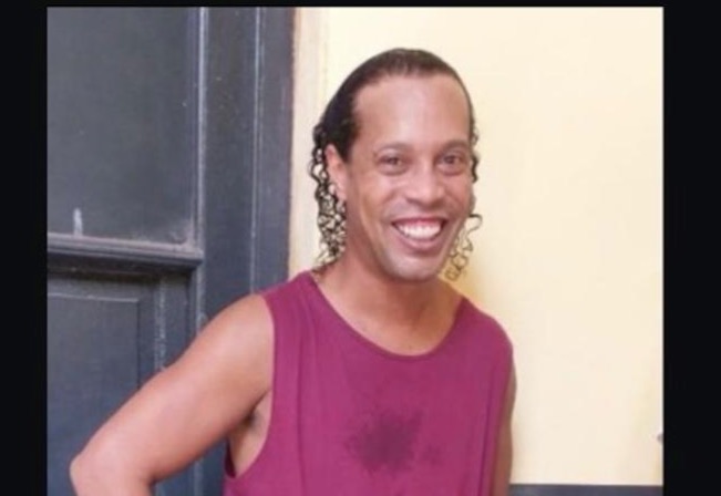 Ronaldinho participa de campeonato na cadeia valendo leitão, diz imprensa paraguaia