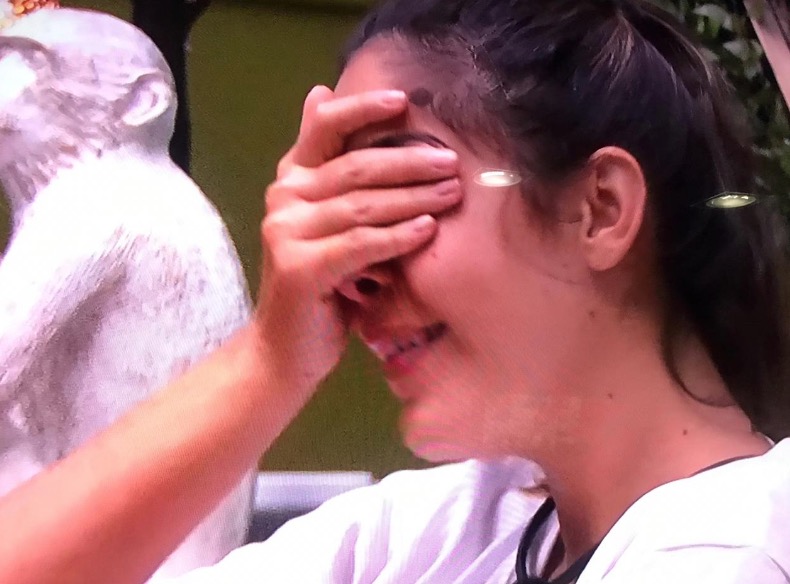 BBB20: Gizelly é chamada ao Confessionário após dar 'dedada' em Pyong