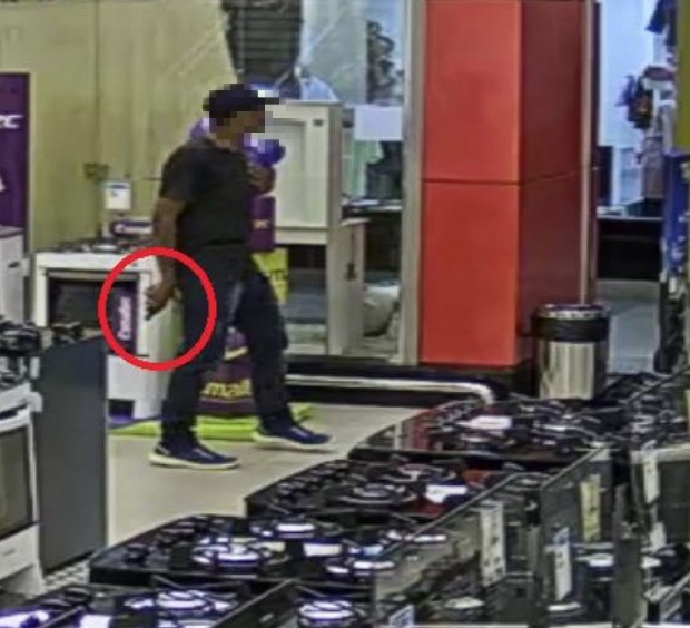 Armados, assaltantes ‘fazem a limpa’ na Bemol em shopping de Manaus