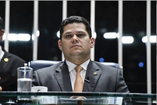 Alcolumbre dispensa senadores e servidores para prevenir coronavírus