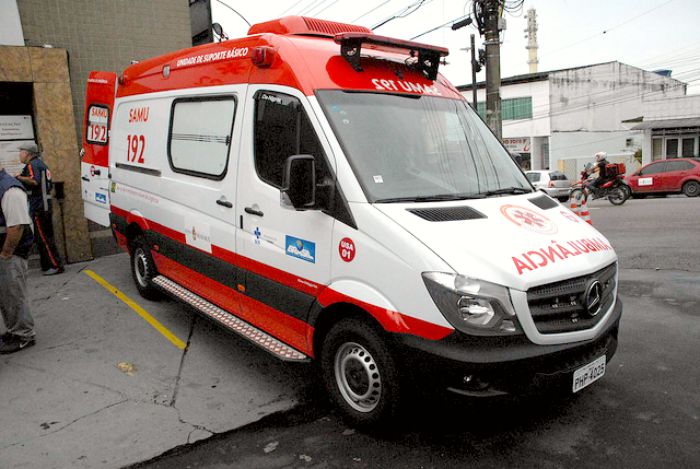 Ao ser atropelado por moto, homem cai e tem pernas esmagadas por carro em Manaus