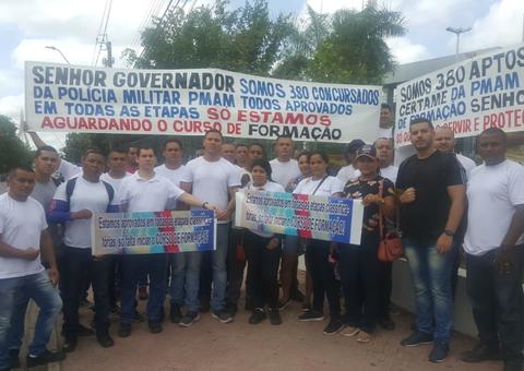 Em protesto na sede do Governo, concursados da PM cobram convocação no Amazonas