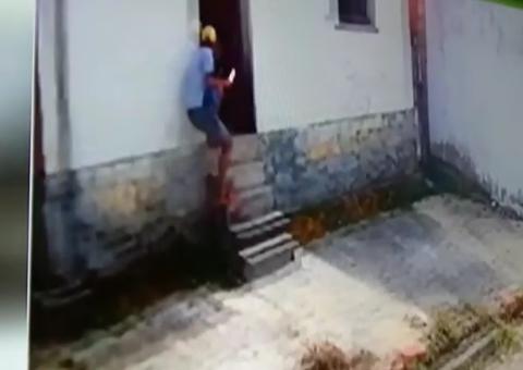 Vídeo: Mulher é assaltada com facão ao fazer unhas com porta de casa aberta em Manaus