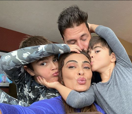 Em vídeo criativo, Juliana Paes posa com família e alerta sobre coronavírus