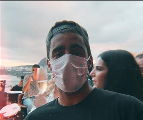 Pedro Scooby rebate críticas após usar máscara hospitalar para prevenir coronavírus