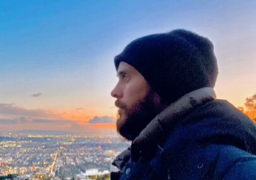 Isolado no deserto, Jared Leto fica em choque ao descobrir sobre pandemia de coronavírus