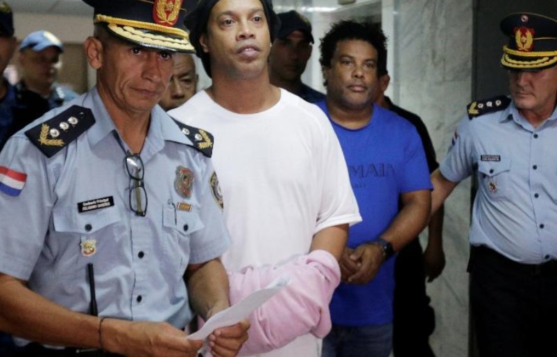 Polícia paraguaia faz perícia no celular de Ronaldinho para buscar ligação entre ele e empresária