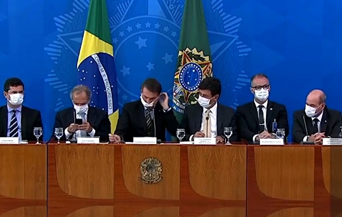 De máscara, Bolsonaro anuncia que ministro de Minas e Energia está com coronavírus