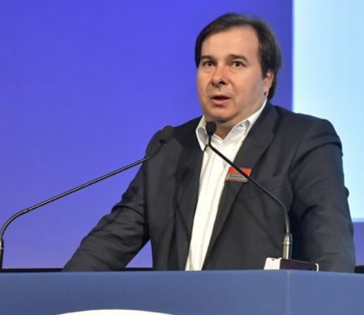 Rodrigo Maia pede desculpas à China após Eduardo Bolsonaro 'culpar' país por coronavírus