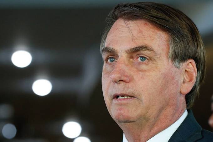 Atordoado, Bolsonaro tenta reagir no momento mais frágil do seu mandato