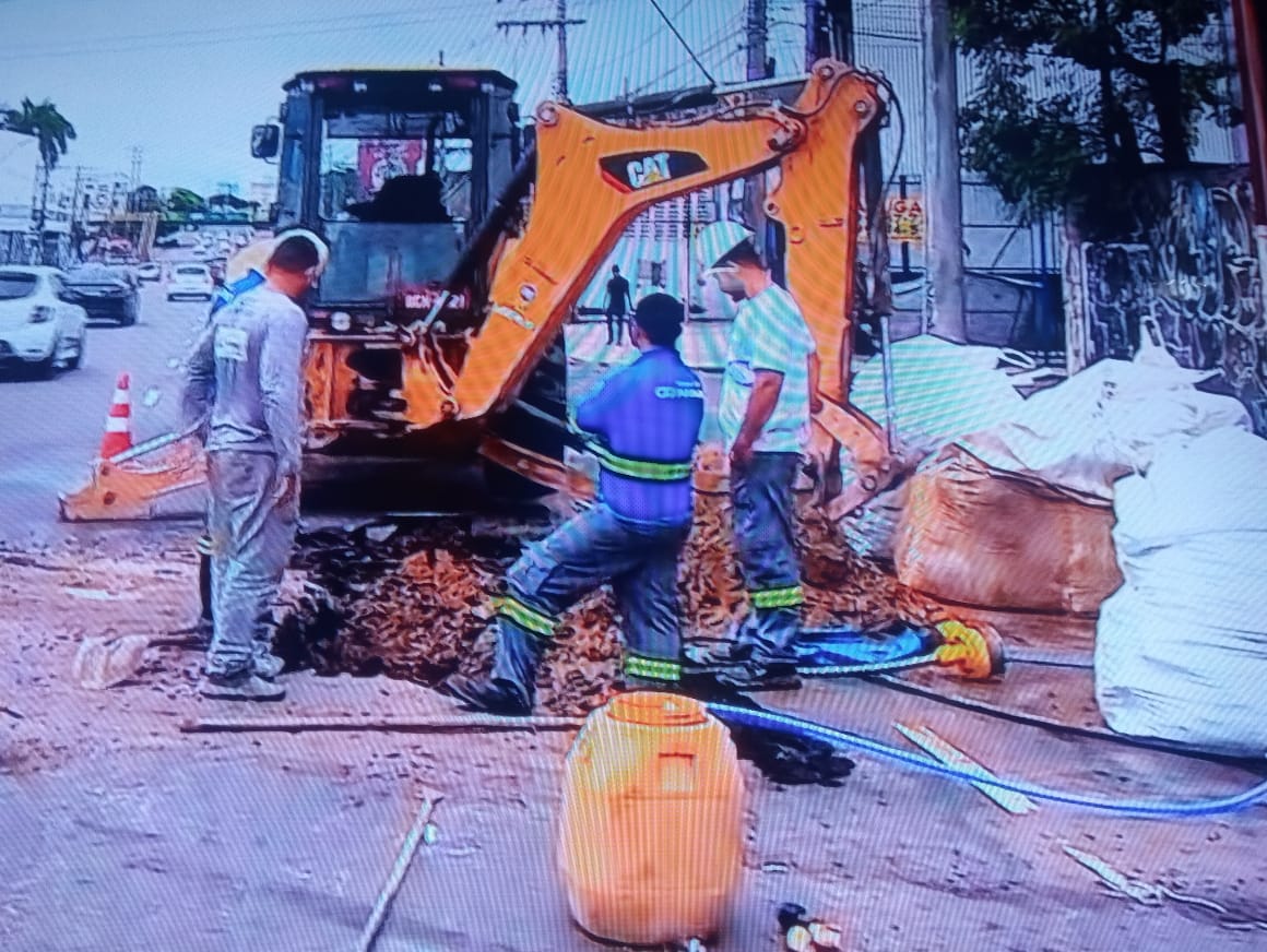 Em Manaus, avenida é parcialmente interditada após problema em tubulação