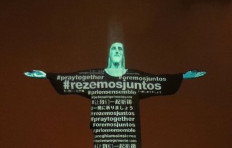 Cristo Redentor é iluminado com bandeiras de mais de 150 países que enfrentam coronavírus