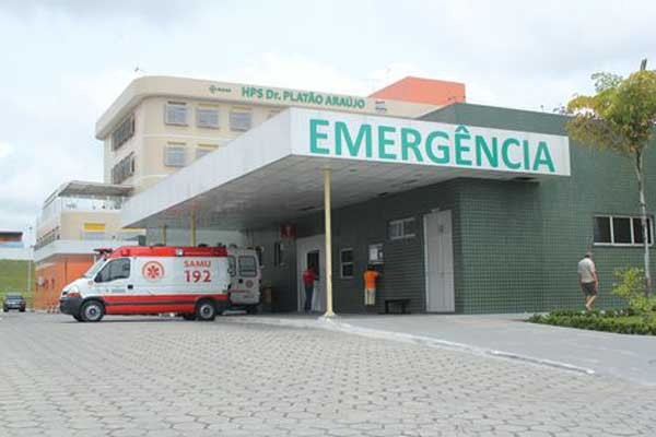 Tentativa de assalto termina com homem baleado dentro de carro em Manaus