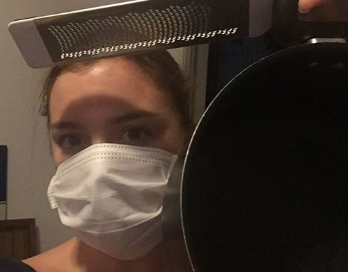 De máscara, Alice Wegmann participa de panelaço contra Bolsonaro