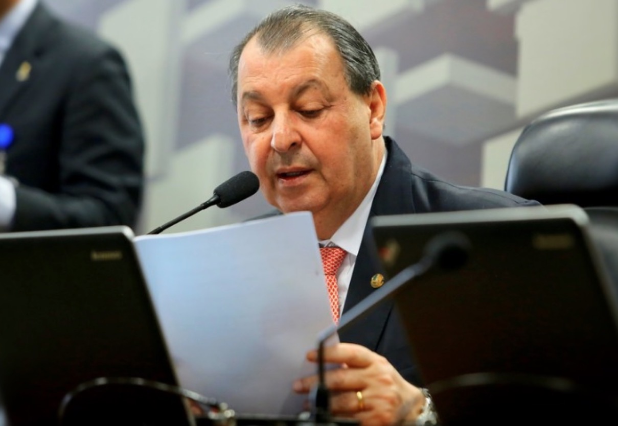 Senador Omar Aziz divulga resultado de teste para coronavírus 