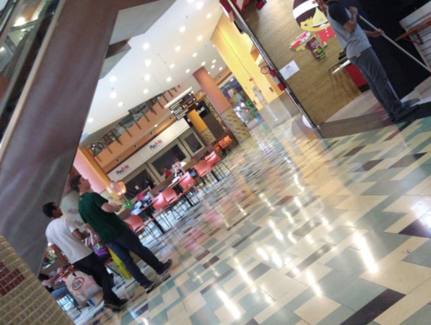 Shoppings têm lojas fechadas e baixo movimento neste sábado em Manaus; veja imagens 