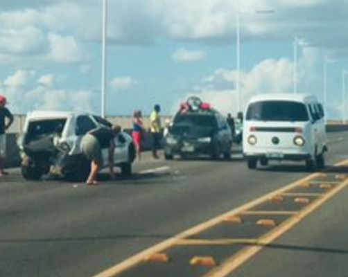 Após colisão, carro capota e deixa feridos em Manaus 