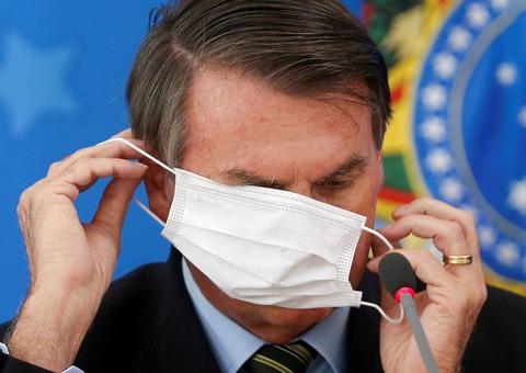 'Não acredito que vai ter colapso e estou confiando no remédio', diz Bolsonaro