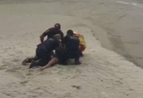 Mulher é presa em praia após desobedecer ordem de quarentena; confira vídeo