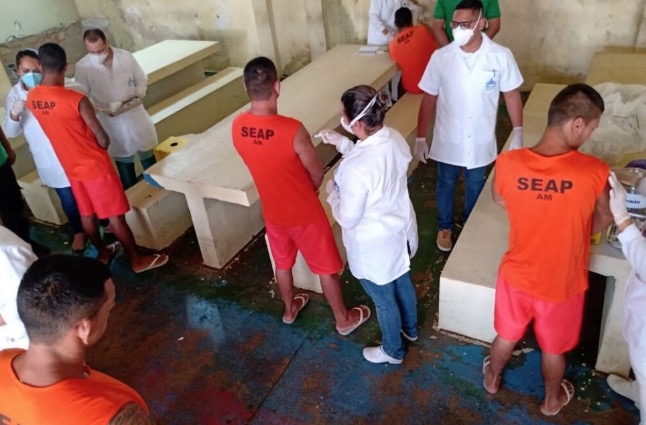 Presidiários recebem medicação para prevenção de coronavírus em Manaus