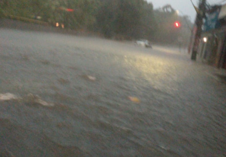 Chuva torrencial alaga ruas e derruba muros de casas de Manaus