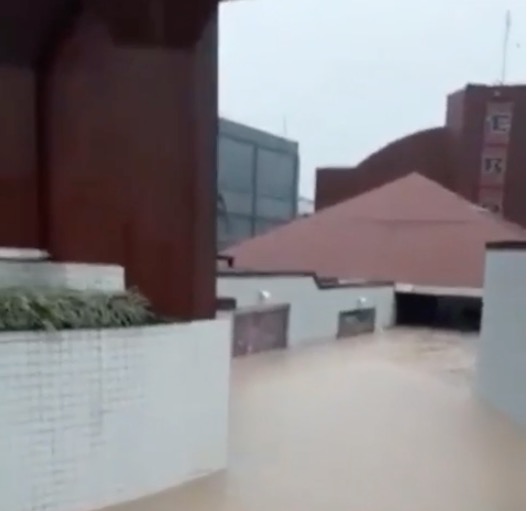 Ilhados no Eros Motel, casais são resgatados de bote por equipe de bombeiros em Manaus