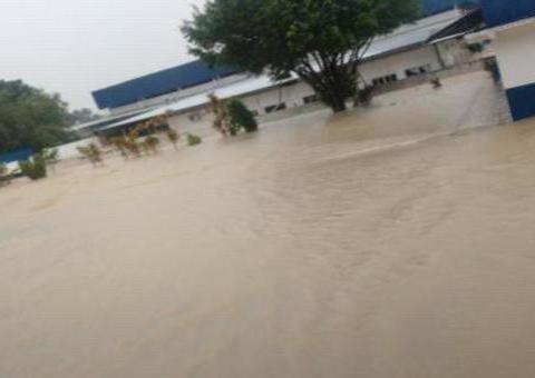 Empresa Elsys fica alagada e funcionários são resgatados em Manaus; Veja vídeos