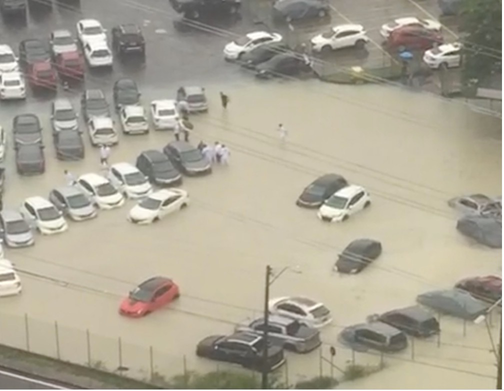 Igarapé do Mindu transborda em Manaus com forte chuva e invade concessionária