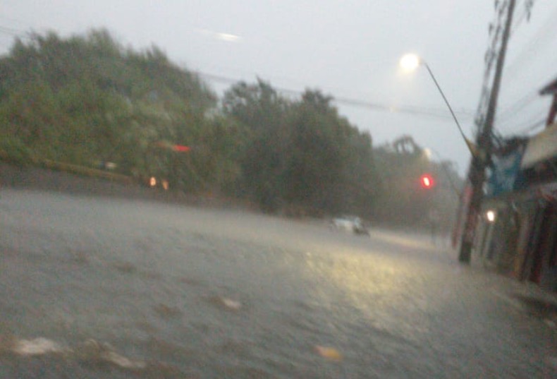 Homem cai em igarapé e desaparece durante forte chuva em Manaus