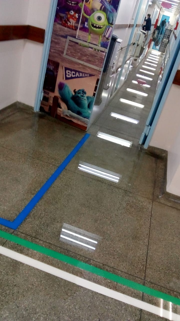 Esgoto transborda durante chuva e alaga corredores do Hospital da Criança em Manaus 