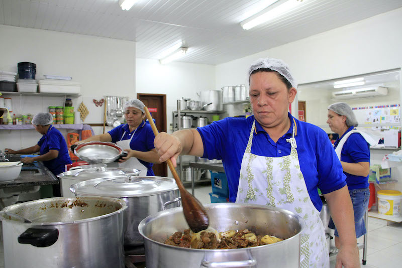 Restaurantes e cozinhas comunitários têm funcionamento suspenso em Manaus