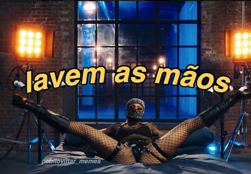 De pernas abertas, Pablo Vittar aconselha: 'Lavem as mãos'