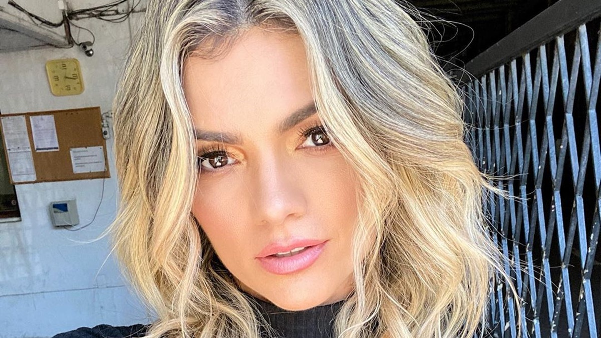 De biquíni, Kelly Key exibe corpão à beira da piscina em foto com filho