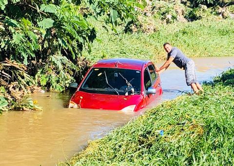 Durante tempestade em Manaus, homem quase morre ao ter carro arrastado para igarapé