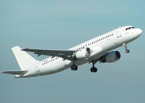 Companhia aérea pagará até R$ 42 mil se passageiro contrair covid-19 em voo