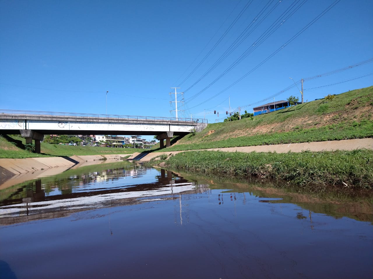 Idoso que caiu em igarapé durante chuva torrencial segue desaparecido em Manaus