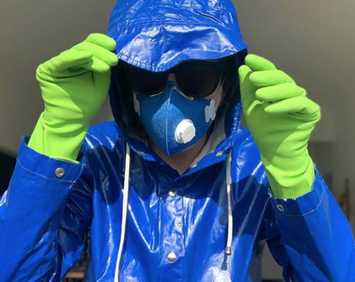 Bárbara Paz surge com roupa de proteção ‘da cabeça aos pés’ e choca seguidores 