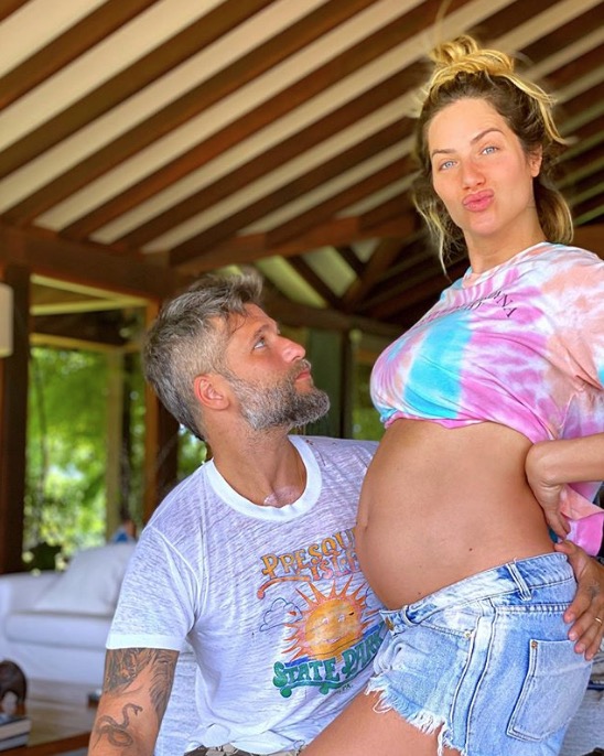 Em quarentena, Giovanna Ewbank surge com barrigão ao lado de Bruno Gagliasso
